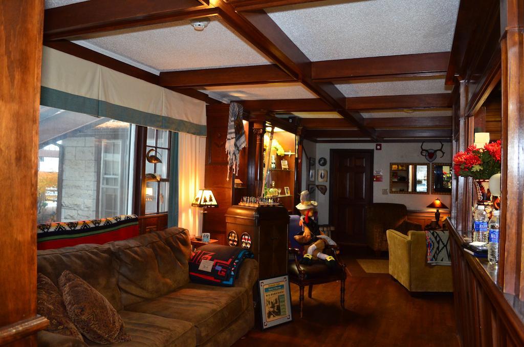 Hotel Matterhorn Tower à Eureka Springs Extérieur photo